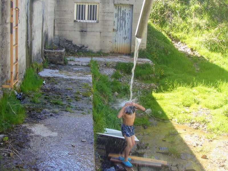 522 カミーノ マンヘリン 沢の水浴び2 短パン サンティアゴ巡礼