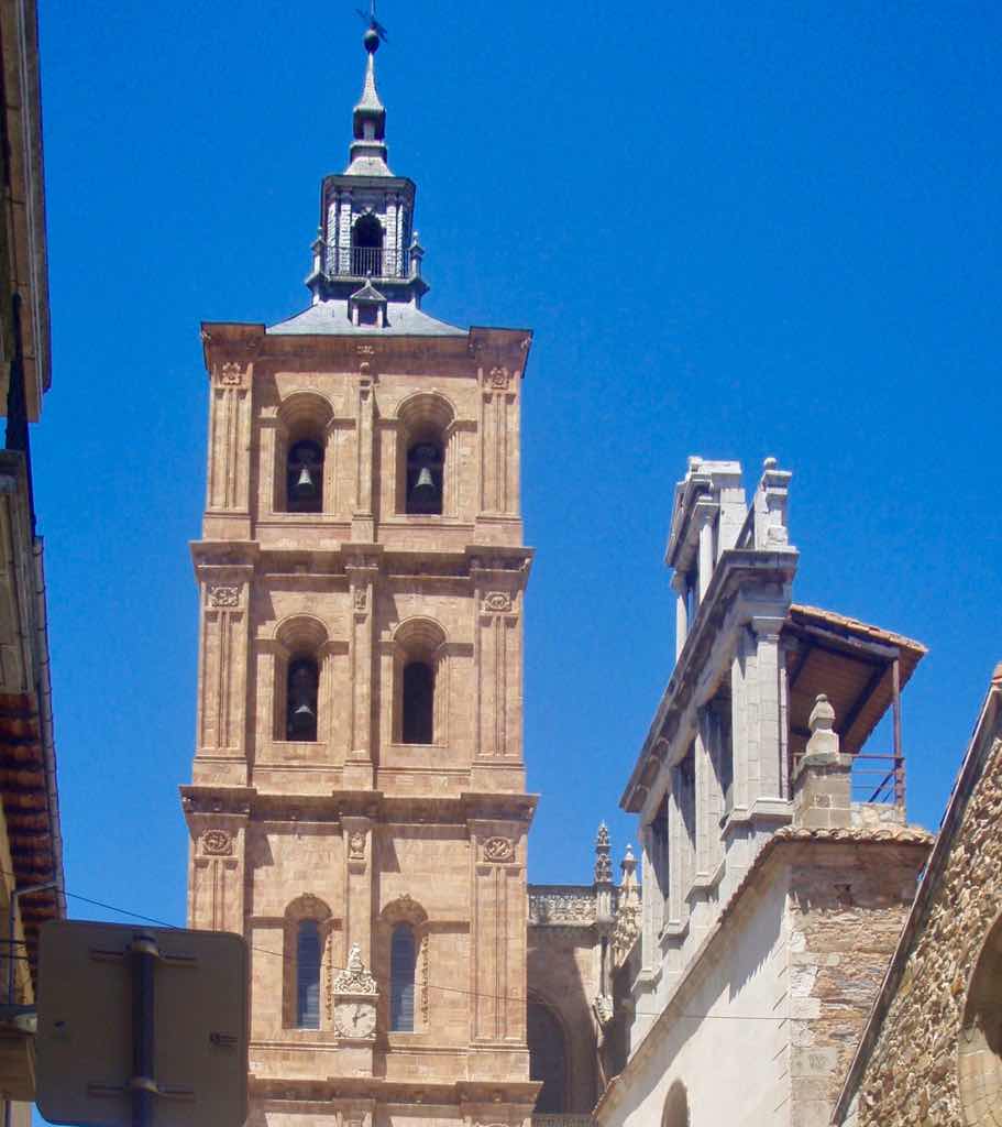 521 カミーノ アストルガ 教会アップ サンティアゴ巡礼