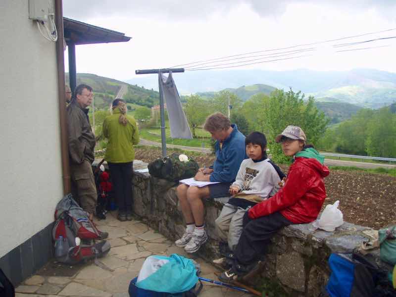 527 カミーノ　オスピタルデコンデサ　アルベルゲ待ち