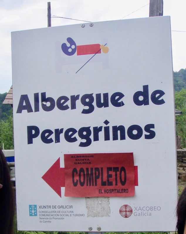 528 カミーノ　トリカステーリャ　アルベルゲ看板