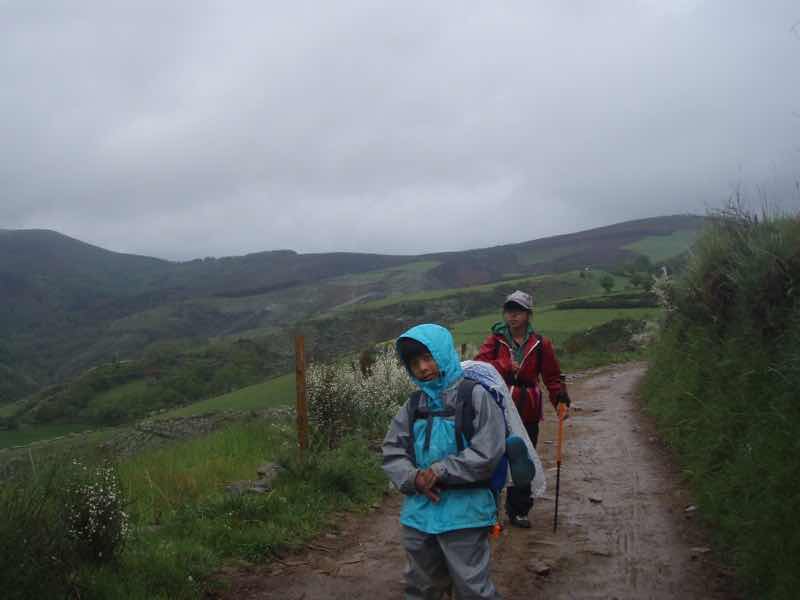 526 カミーノ　山道　一本道　ルイテラン　12こちら向き