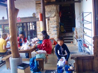 525サンティアゴ巡礼ビジャフランカ　アルベルゲ荷造り