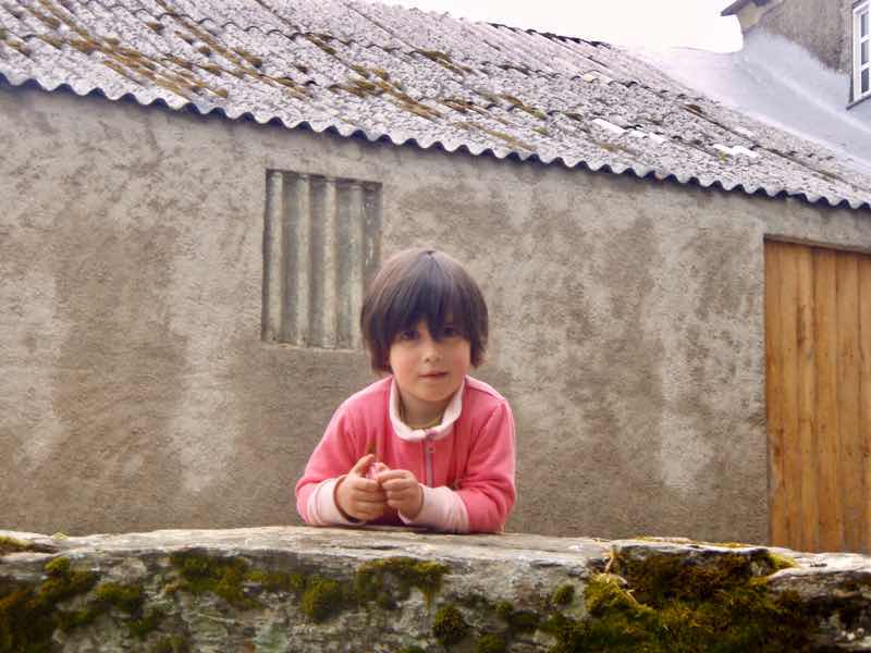 527 カミーノ　オスピタルデコンデサ　アルベルゲ近く女の子