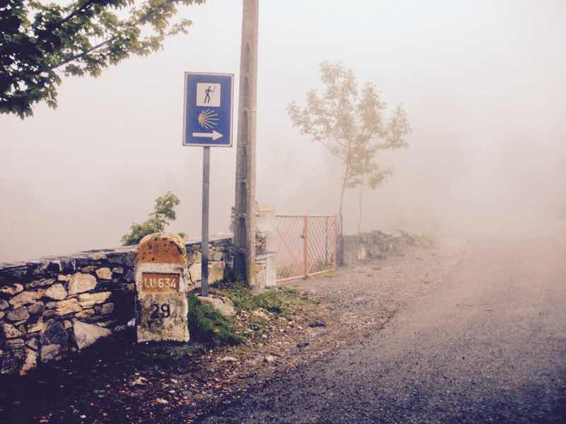 528 カミーノ　トリカステーリャ　看板朝霞　舗装路