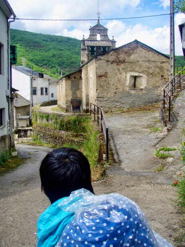 525サンティアゴ巡礼 ルイテラン 右手2古い教会