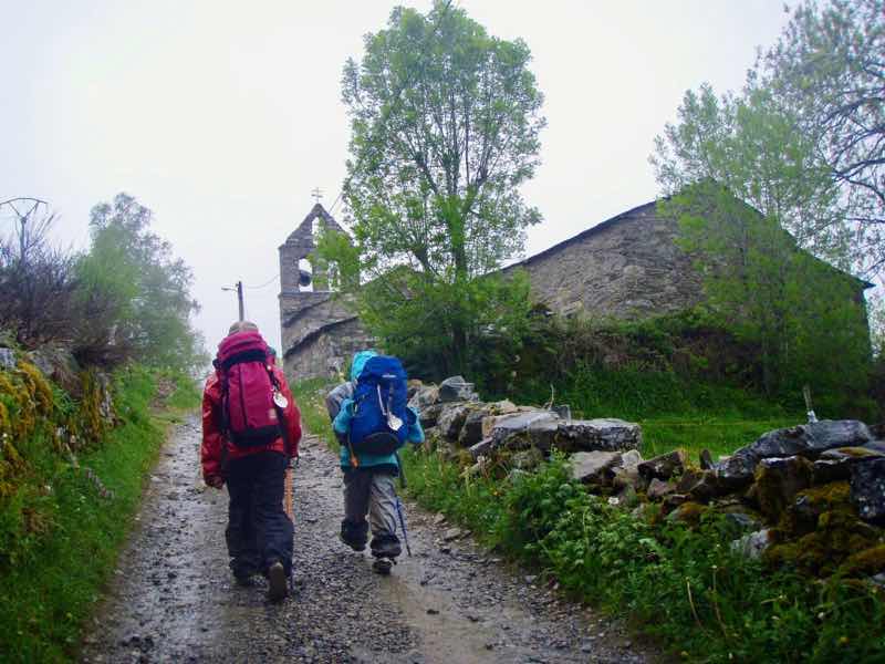 528 カミーノ トリカステーリャ 田舎道12右手教会 石垣