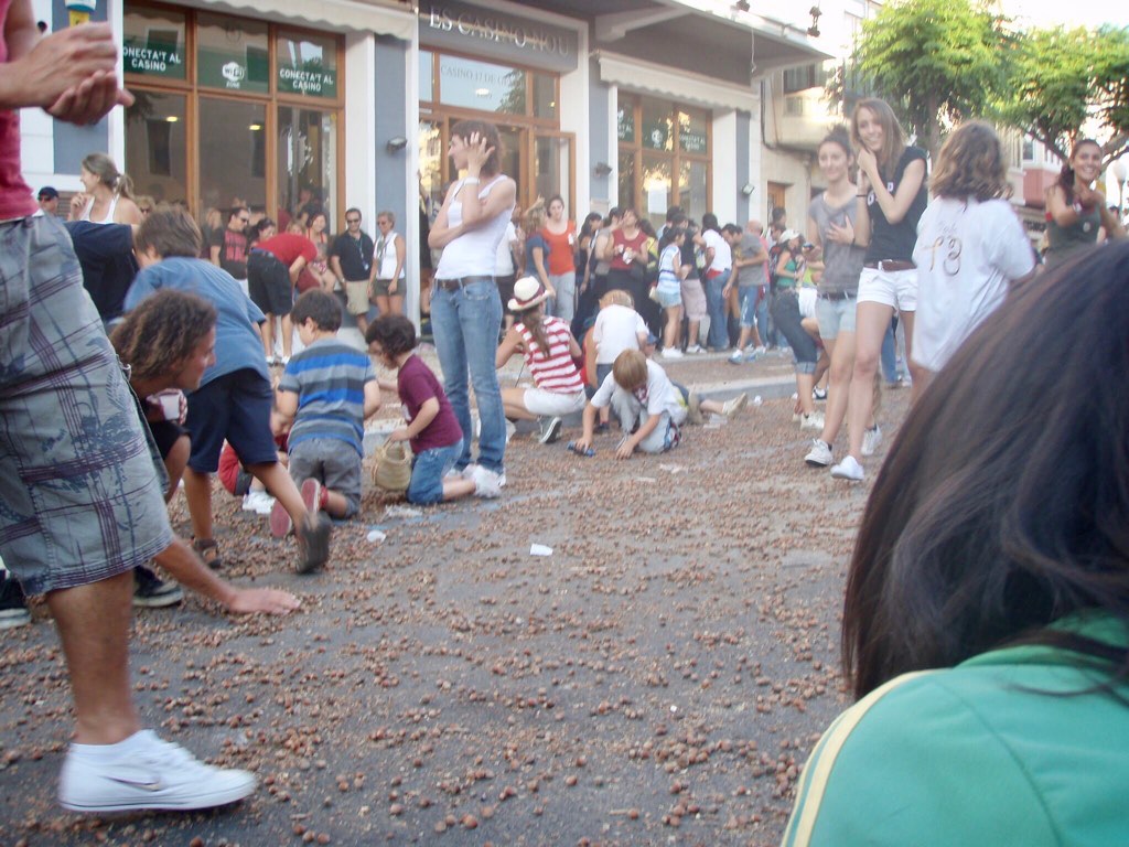地中海　スペイン　メノルカ島　ヘーゼルナッツ投げる