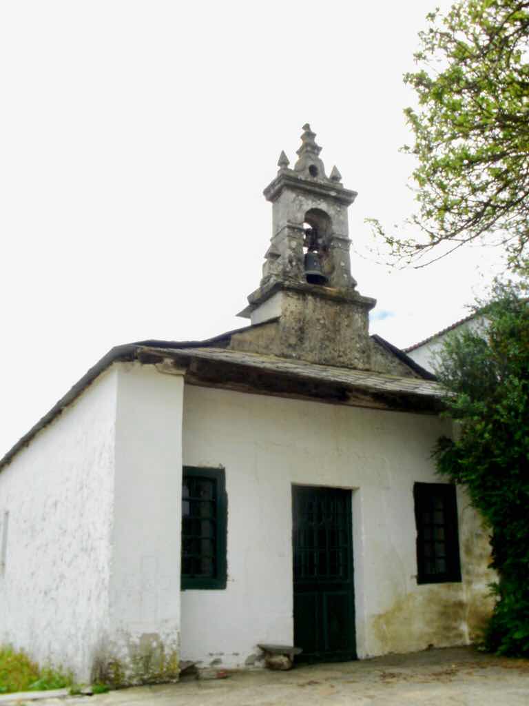 530 スペイン巡礼 サモス 田舎道 古い教会b