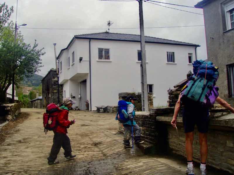 527 カミーノ　オスピタルデコンデサ　アルベルゲ近く12A