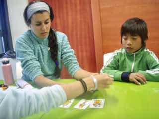 527 カミーノ　オスピタルデコンデサ　トランプ配る2