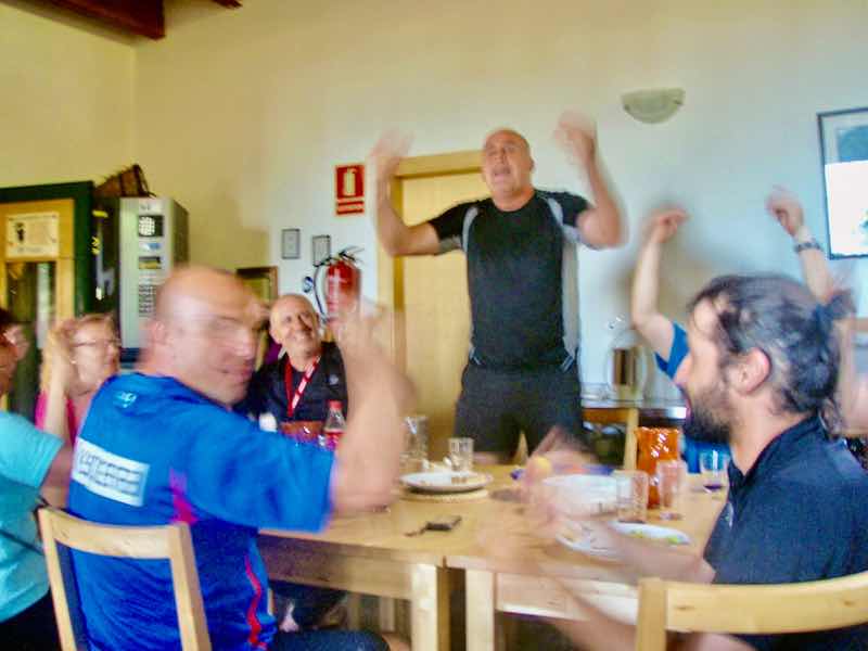 530 スペイン巡礼 サモス 田舎道 サンマメ ディナー歌スペインおじさん