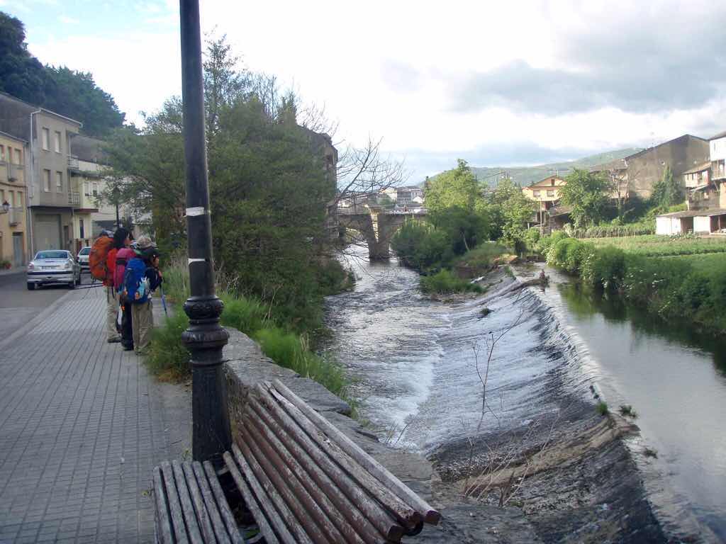 525サンティアゴ巡礼　ビジャフランカ　川見る12E