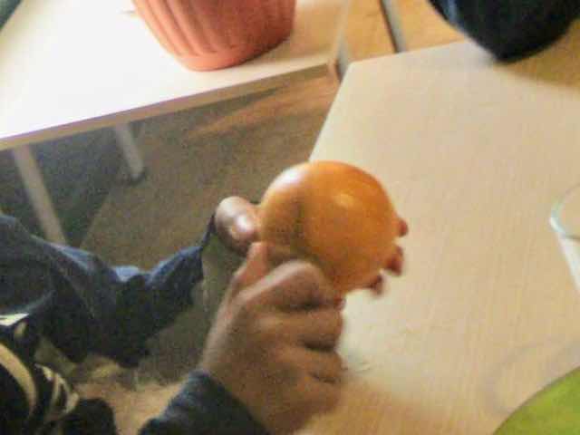 527 カミーノ　セブレイロ　オレンジ切る