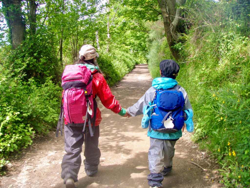 528 カミーノ　トリカステーリャ　田舎道　12 手繋ぎ