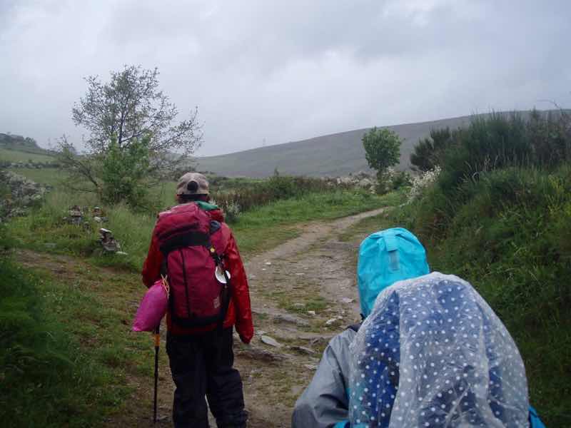 526 カミーノ　山道　ルイテラン　12 曇り後ろ姿