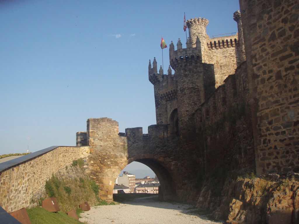 524 カミーノ　ビアフランカ　お城　サンティアゴ巡礼