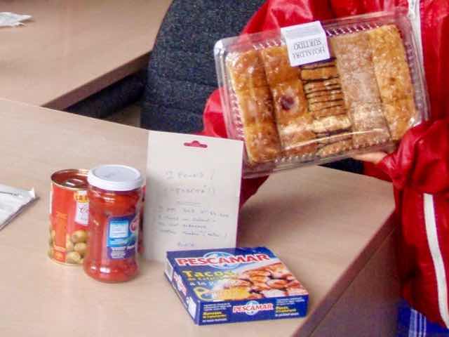 528 カミーノ　トリカステーリャ　タコ缶　パイ菓子