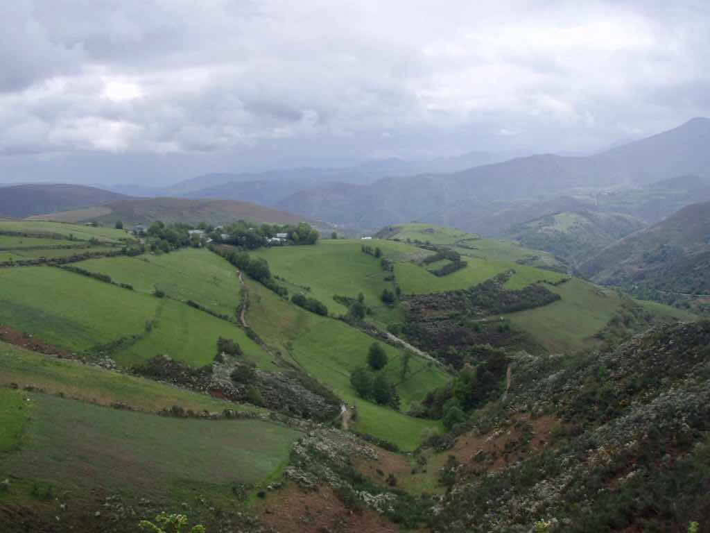 526 カミーノ　セブレイロ　山の景色曇りc