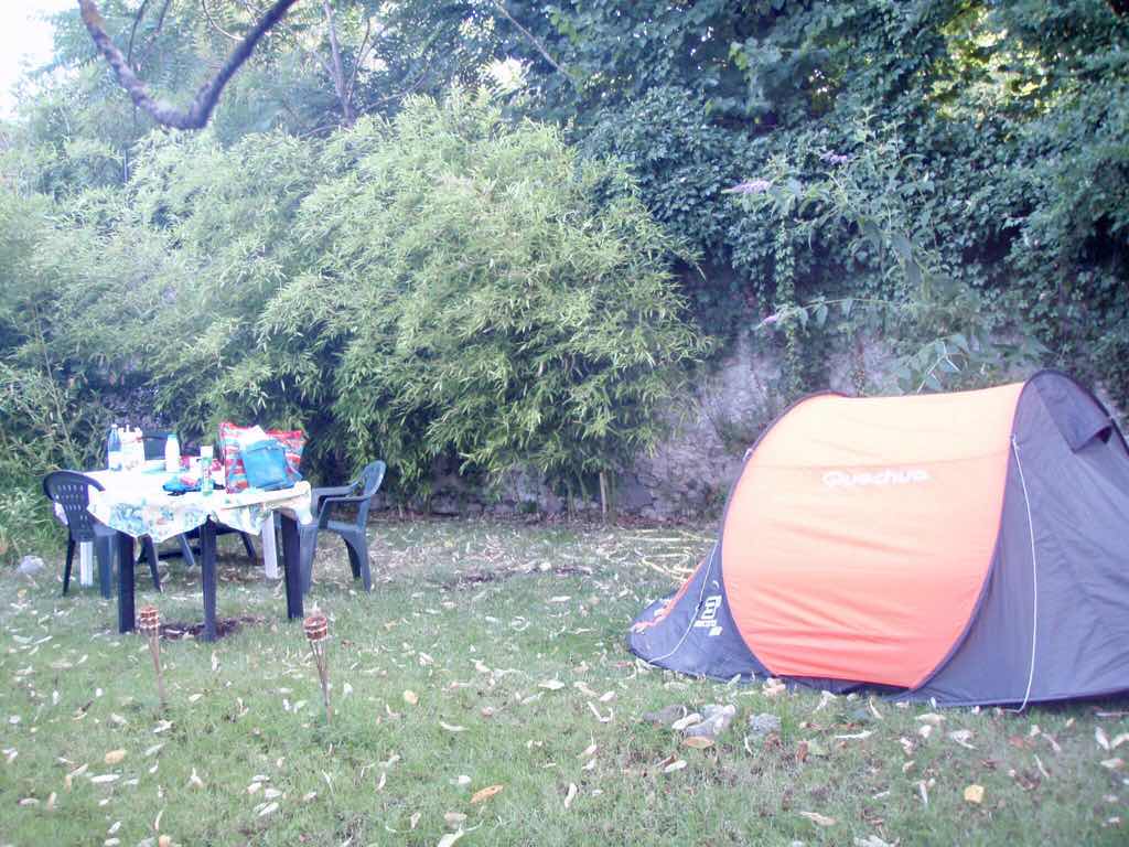 フランス　リヨン　庭テント