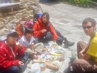 525サンティアゴ巡礼　ルイテラン　道端ランチ　12EA