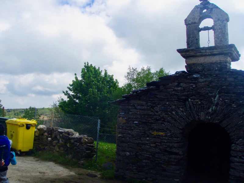 528 カミーノ　トリカステーリャ　右石造り教会