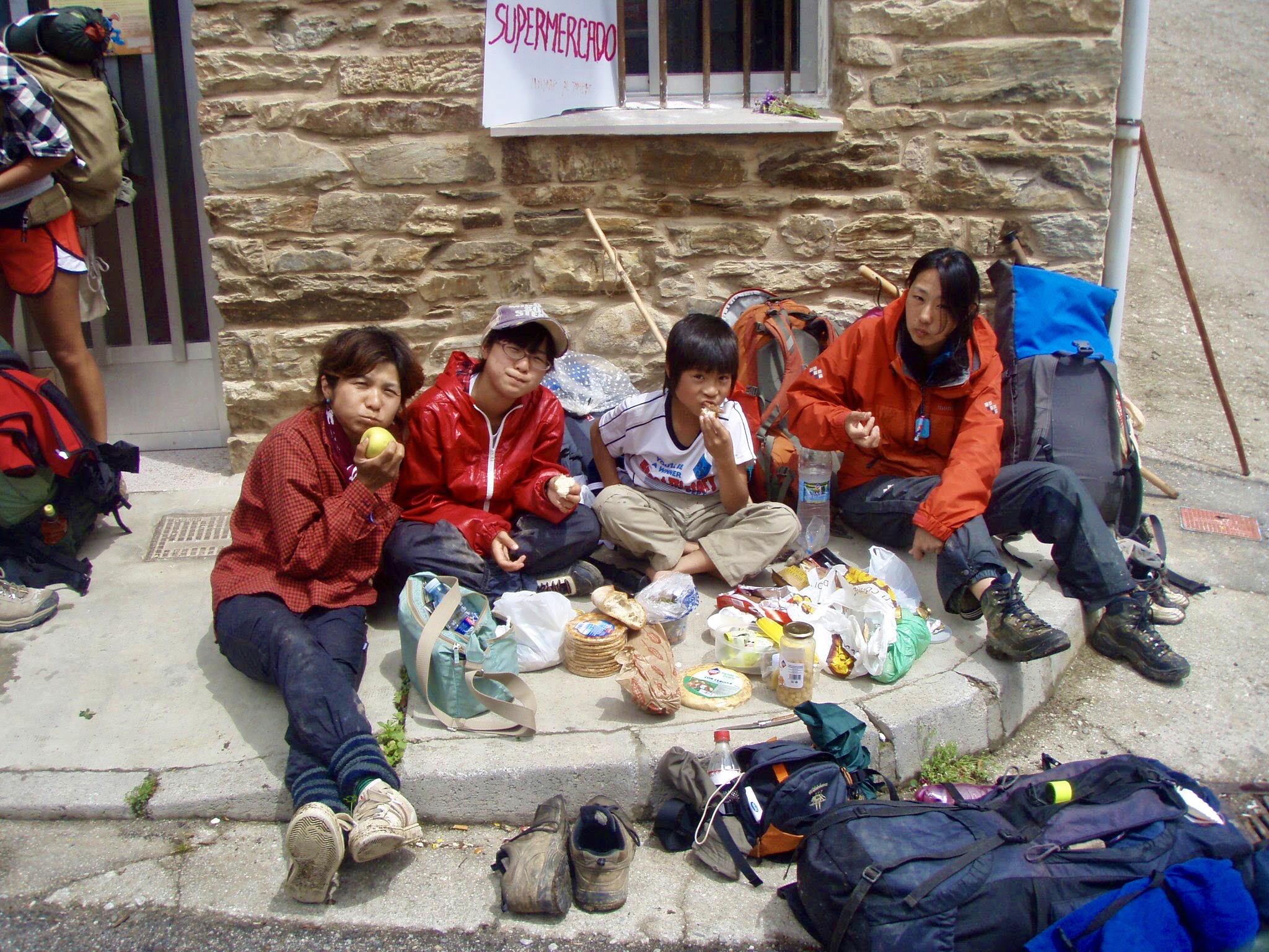 525サンティアゴ巡礼　ルイテランへ　123E 道端ランチ