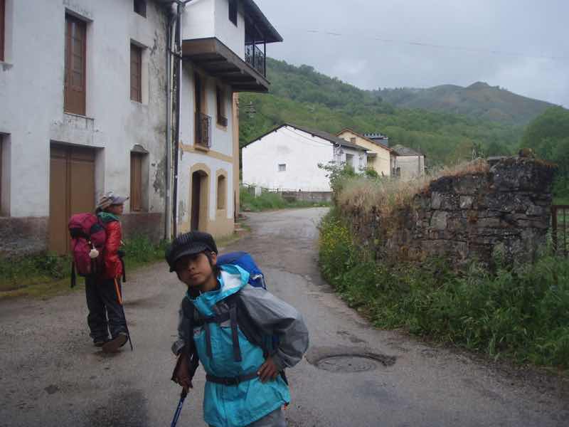 526 カミーノ　ルイテラン　12 振り返り　右建物