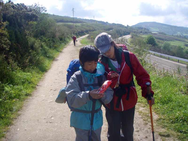 528 カミーノ　トリカステーリャ　12 田舎道　お菓子見る
