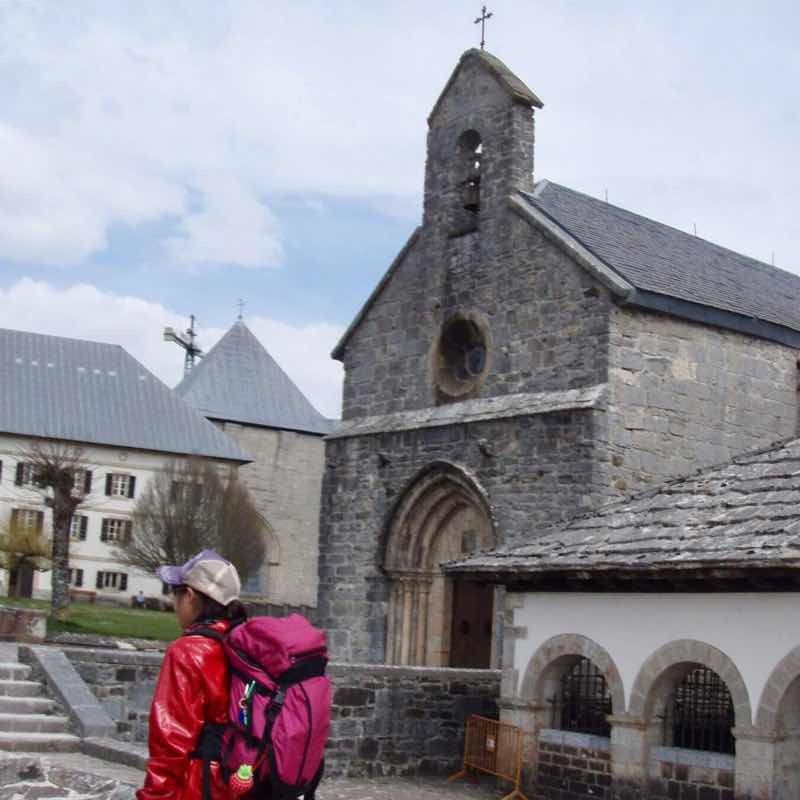 417 カミーノ スペイン巡礼 ロンセスバージェス 石の教会1