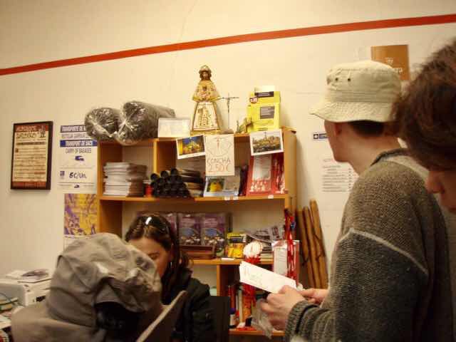 417 カミーノ スペイン巡礼 ロンセスバージェス アルベルゲ受付