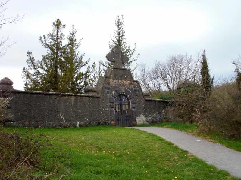 418カミーノ　サンティアゴ巡礼　ズビリ　石の壁のお墓