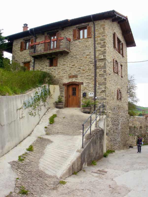 418カミーノ　サンティアゴ巡礼　ズビリ　石造り家