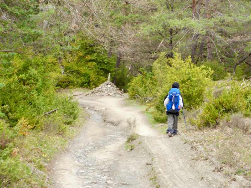 418カミーノ　サンティアゴ巡礼　ズビリ　石積み　田舎道2
