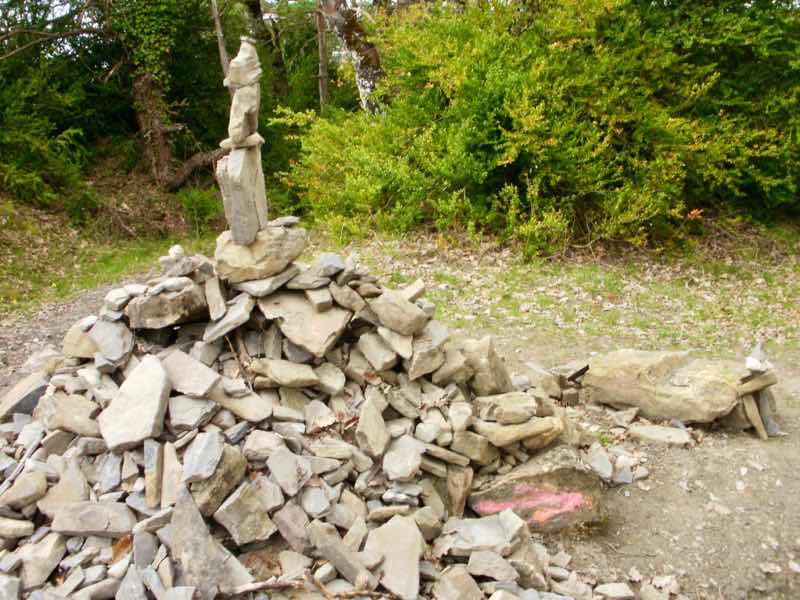 418カミーノ　サンティアゴ巡礼　ズビリ　石積み　田舎道