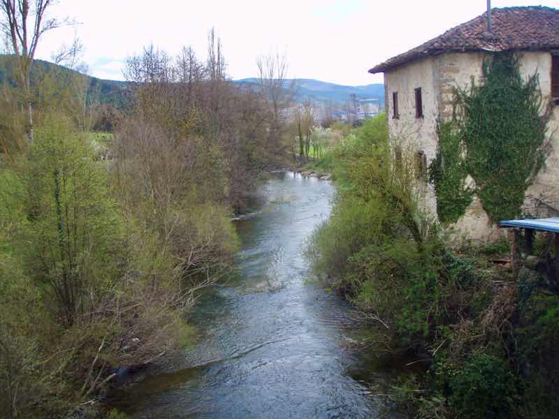 418カミーノ　サンティアゴ巡礼　ズビリ　石橋から眺める川