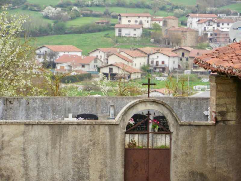 419 パンプローナ カミーノ サンティアゴ巡礼 煉瓦建物お墓