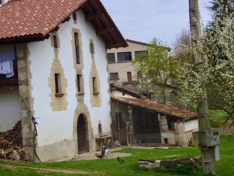 419 パンプローナ カミーノ　サンティアゴ巡礼　石建物　後ろ納屋ニワトリ