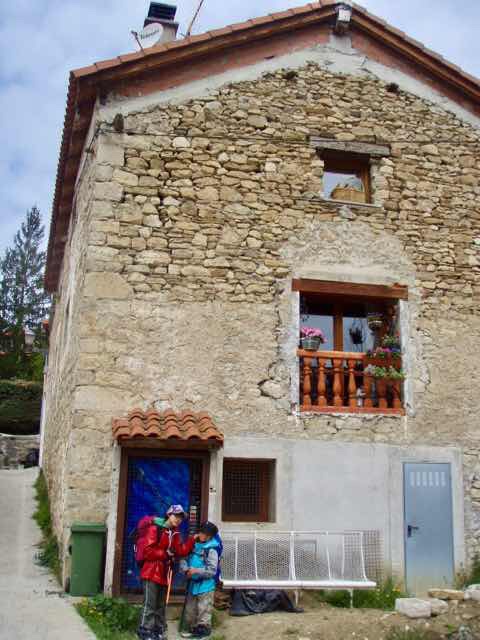 419 パンプローナ カミーノ サンティアゴ巡礼 石建物12 後ろ