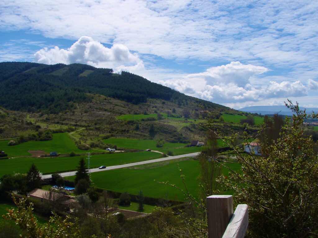 419 パンプローナ カミーノ サンティアゴ巡礼 パンプローナ 山の景色