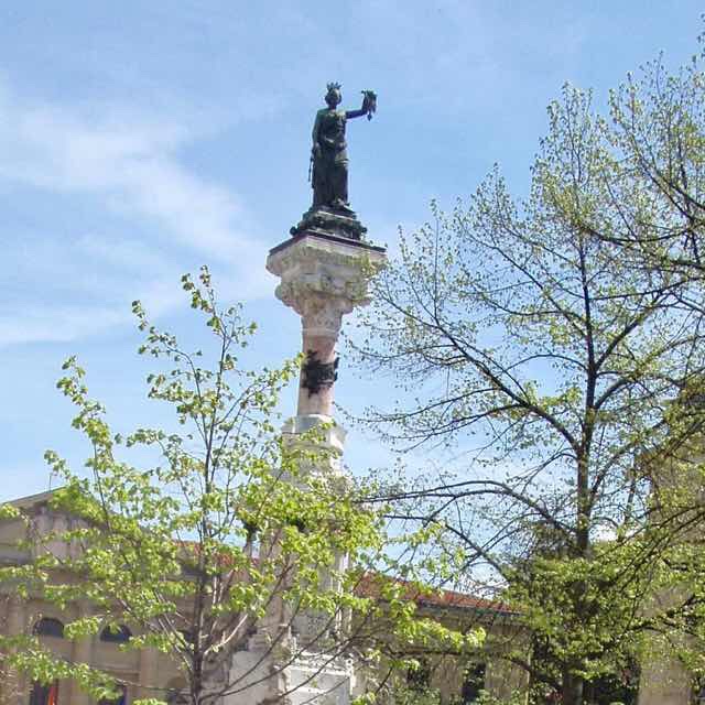 420 パンプローナ　モニュメント女王様