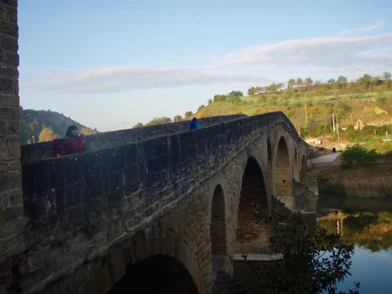 424 スペイン巡礼 町エステージャ 途中町石橋右横