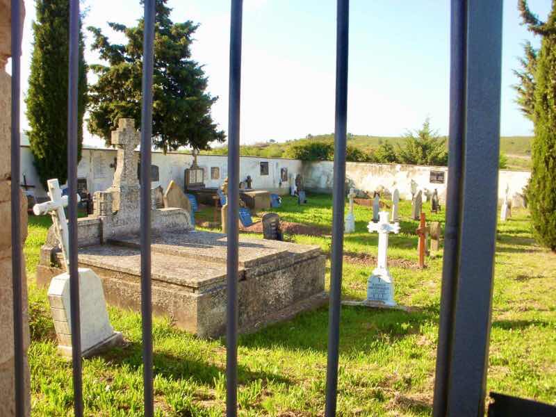 424 スペイン巡礼 町プエンテラレイナ お墓白い十字架