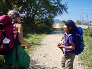 424 スペイン巡礼 町プエンテラレイナ 田舎道12向き合って