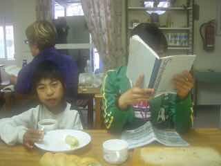 426 スペイン旅 子どもと一緒 ロスアルコス サンティアゴ巡礼 田舎道 アルベルゲ 12朝食