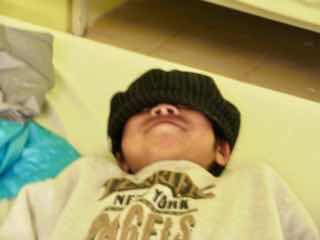 426 スペイン旅 子どもと一緒 ロスアルコス サンティアゴ巡礼 田舎道 アルベルゲ2寝転がる