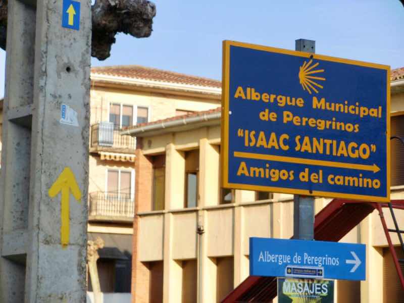 426 スペイン旅 子どもと一緒 ロスアルコス サンティアゴ巡礼 田舎道 アルベルゲ看板
