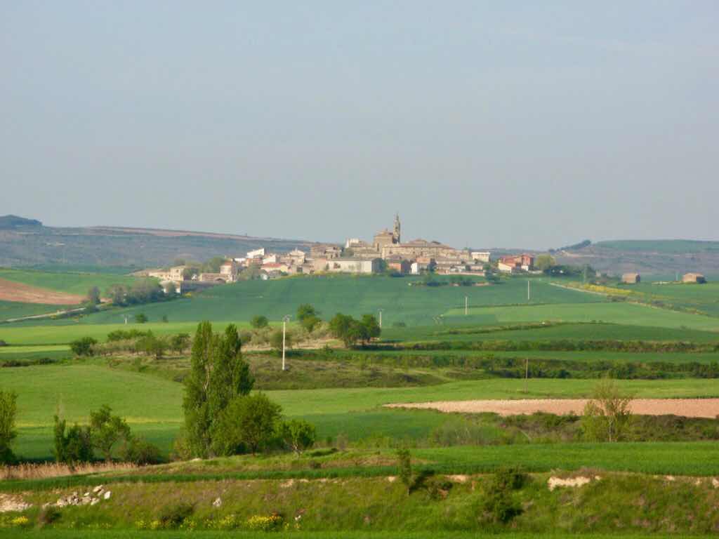426 スペイン旅 子どもと一緒 トレス・デル・リオ サンティアゴ巡礼 町遠く風景