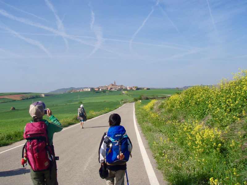426 スペイン旅 子どもと一緒 トレス・デル・リオ サンティアゴ巡礼 町遠く12