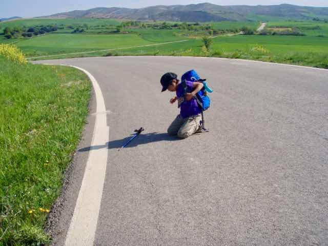 426 スペイン旅 子どもと一緒 トレス・デル・リオ サンティアゴ巡礼 2道で座る