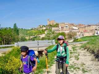 426 スペイン旅 子どもと一緒 トレス・デル・リオ サンティアゴ巡礼 町入った12